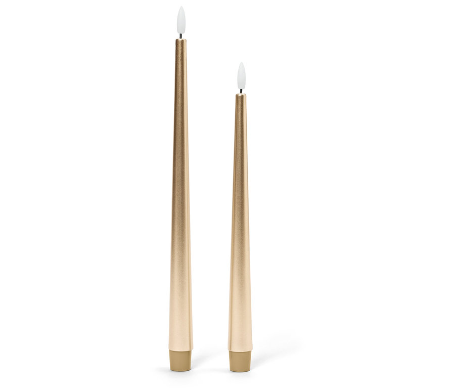 Dwie złote, stożkowe świece o różnej wysokości z białymi płomieniami.