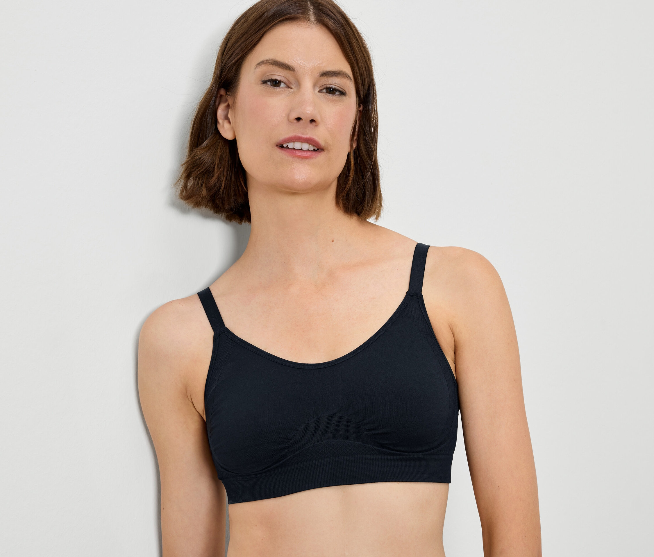 Kobieta ma na sobie czarny stanik.