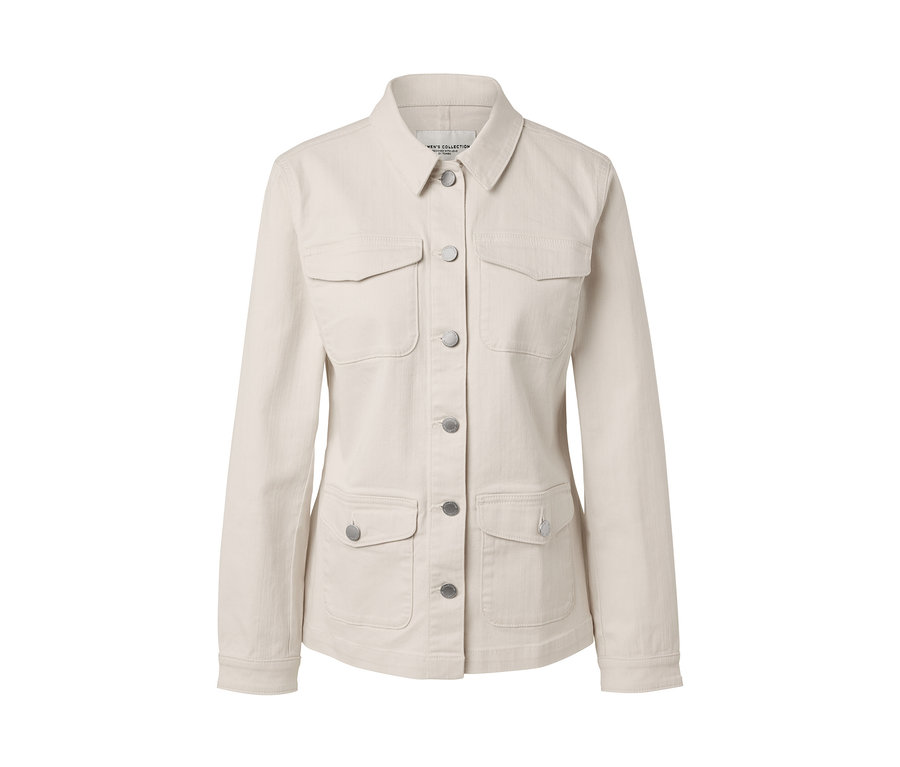 Kremowa kurtka dżinsowa z kieszeniami cargo i guzikami.