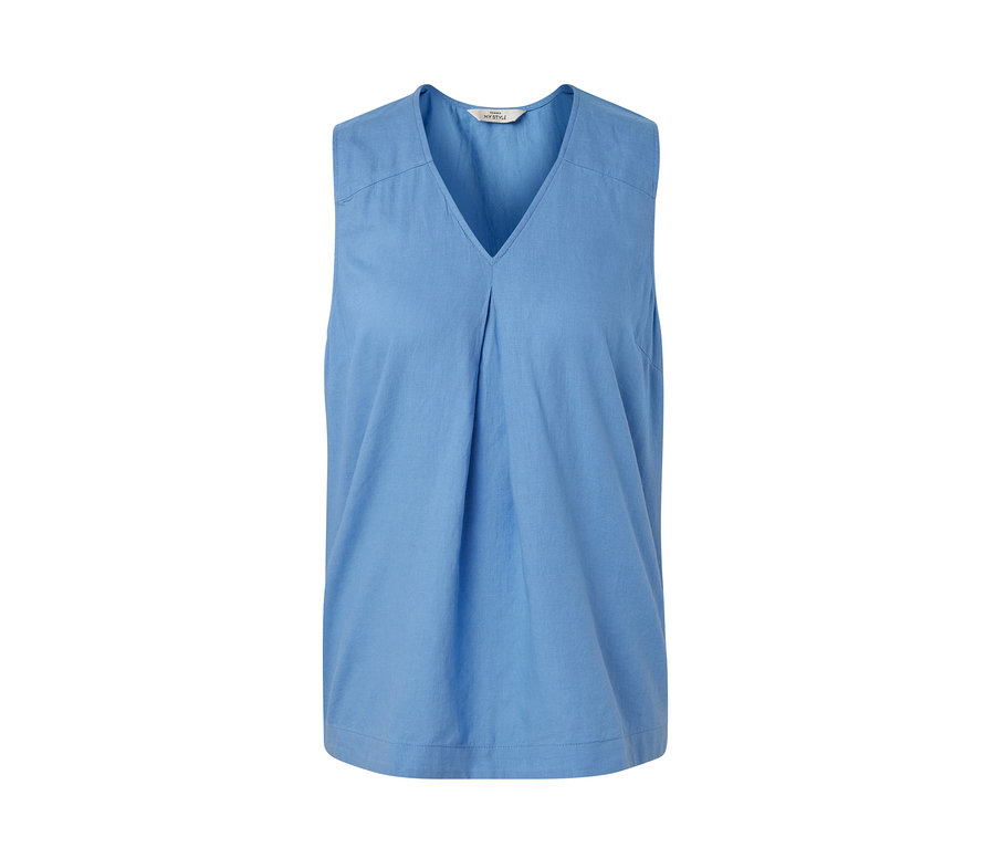 Jasnoniebieska lniana bluzka bez rękawów.