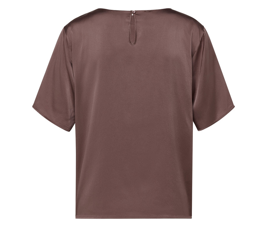 Szczegół brązowej satynowej bluzki z krótkimi rękawami.