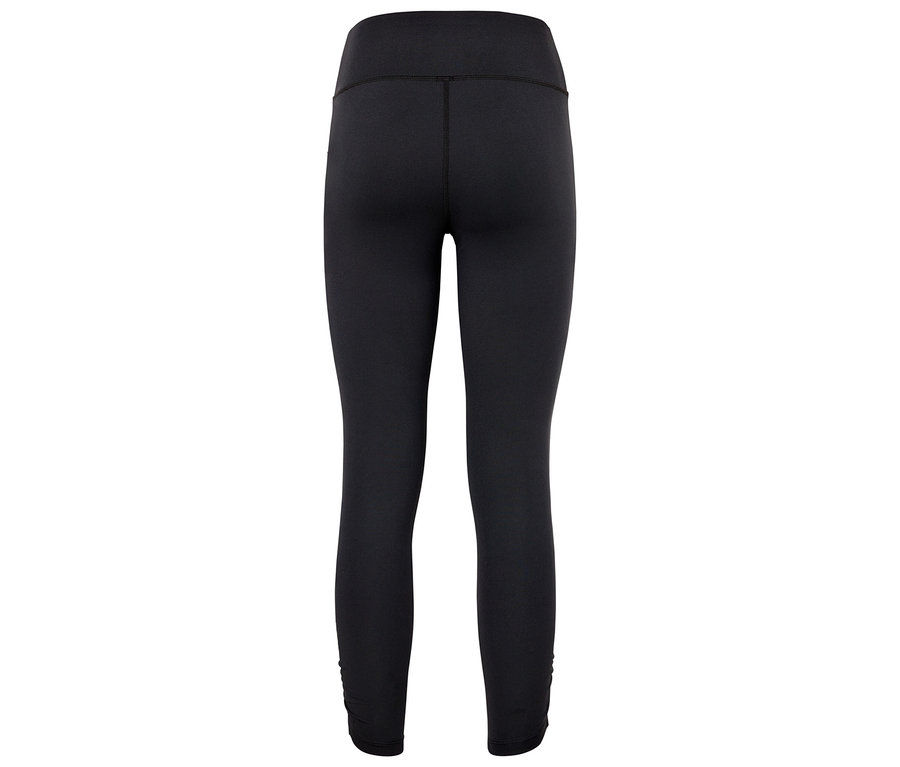 Widok z tyłu czarnych legginsów o długości do połowy łydki.