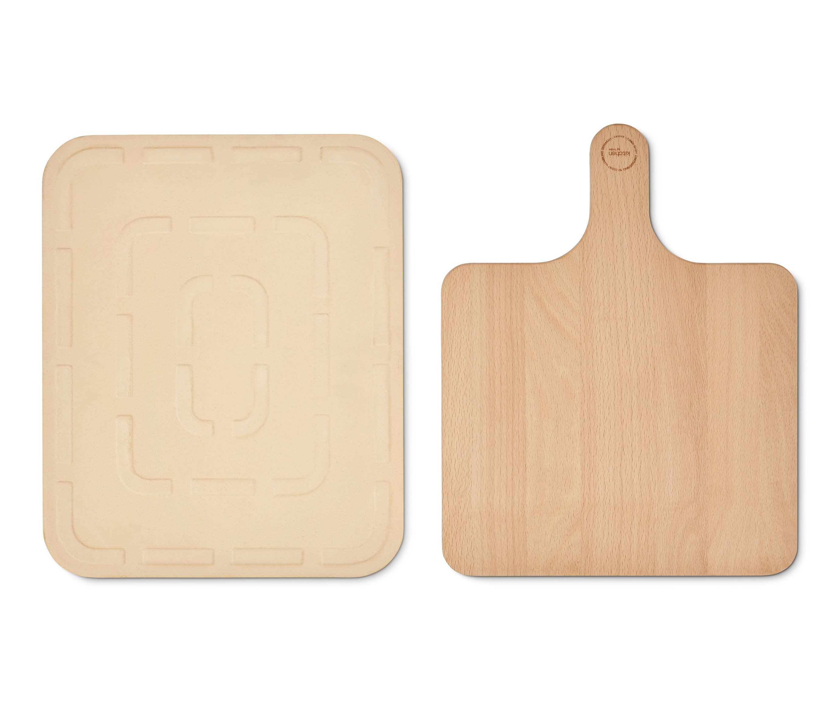 Kamień szamotowy do pieczenia chleba i drewniana łopata do pizzy leżą obok siebie na białym tle.