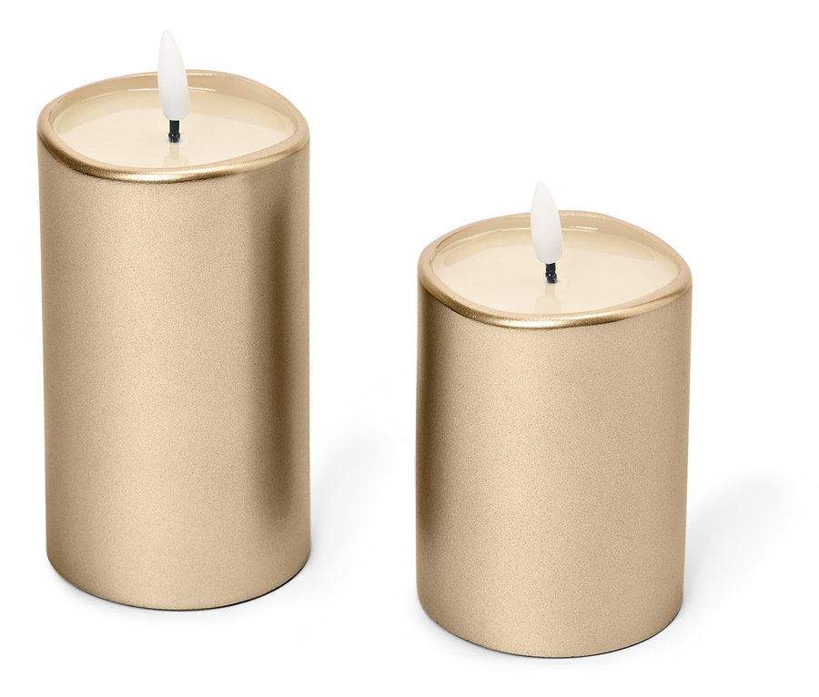 Dwie złote świece stoją na białym tle.