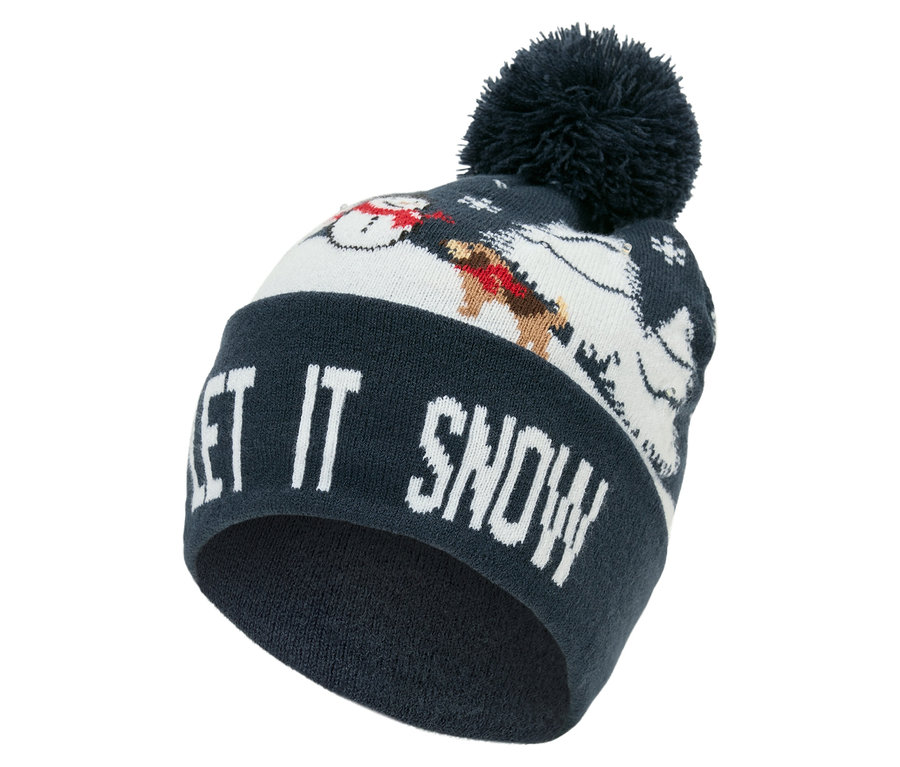 Szczegół granatowej czapki z dzianiny z pomponem, napisem LET IT SNOW i obrazkami bałwanów.