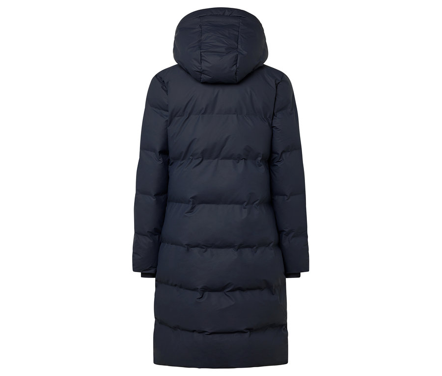Widok z tyłu długiej, pikowanej kurtki puchowej z kapturem w kolorze granatowym.