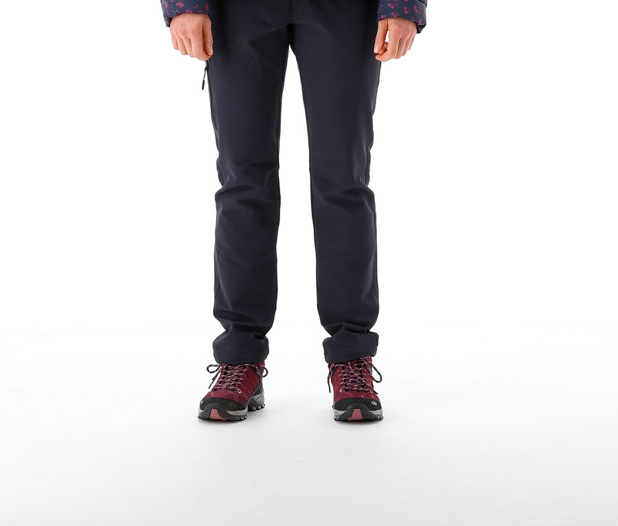 Kobieta stoi i ma na sobie czarną czapkę, kurtkę i spodnie damskie CMP z elastycznego poliestru.