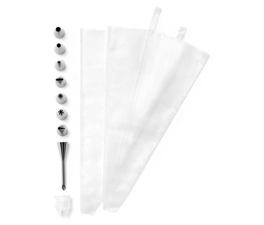 Zestaw do dekorowania ciast z kilkoma metalowymi końcówkami i workami do szprycowania.