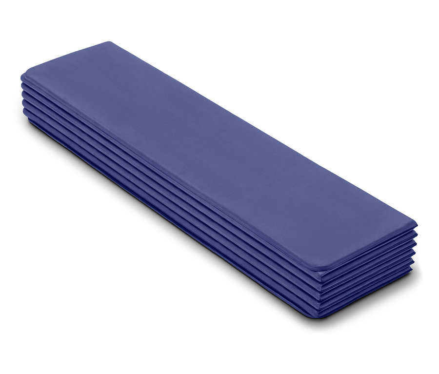 Stos fioletowych serwetek na białym tle.