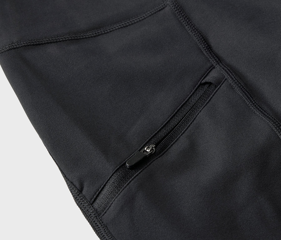 Zbliżenie na czarne legginsy trekkingowe 3/4 z kieszenią na zamek.