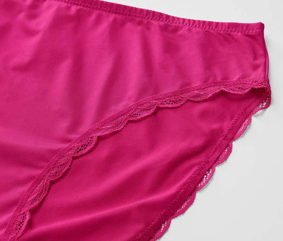 Zbliżenie na figi, 2 pary, w kolorze fuksji, z koronkowym wykończeniem.