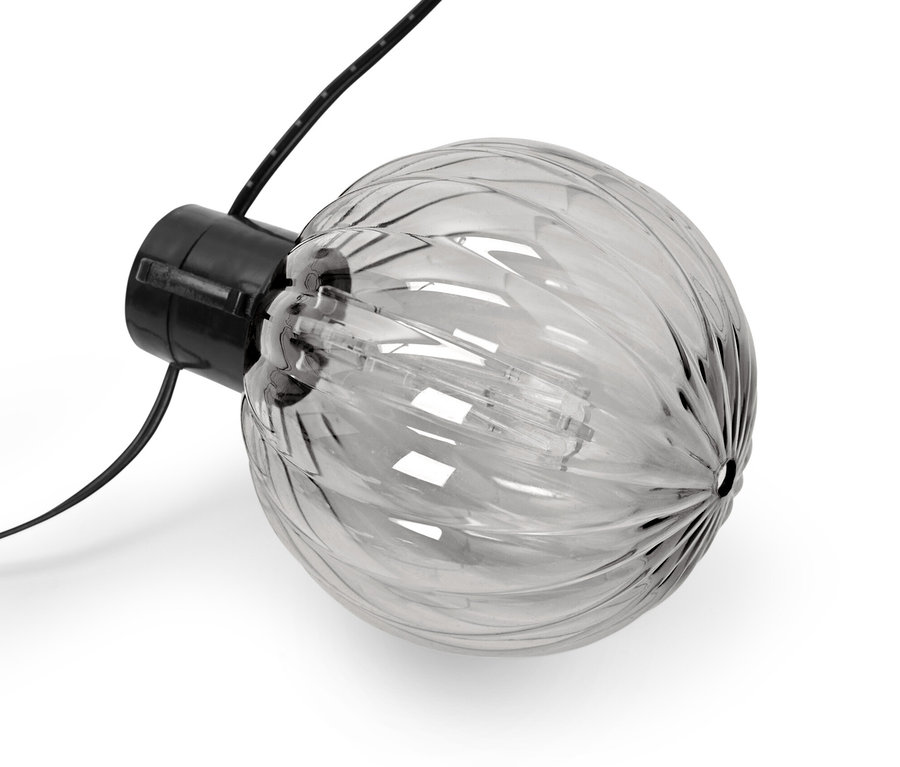 Zbliżenie na solarny łańcuch świetlny, rowkowane kule, na białym tle.