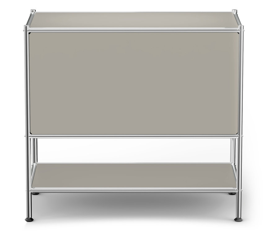 Beżowa szafka z dwiema półkami i chromowaną ramą.