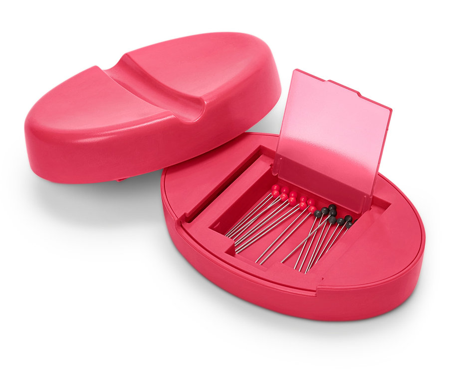 Otwarta, różowa, magnetyczna poduszka na igły z igłami w środku.