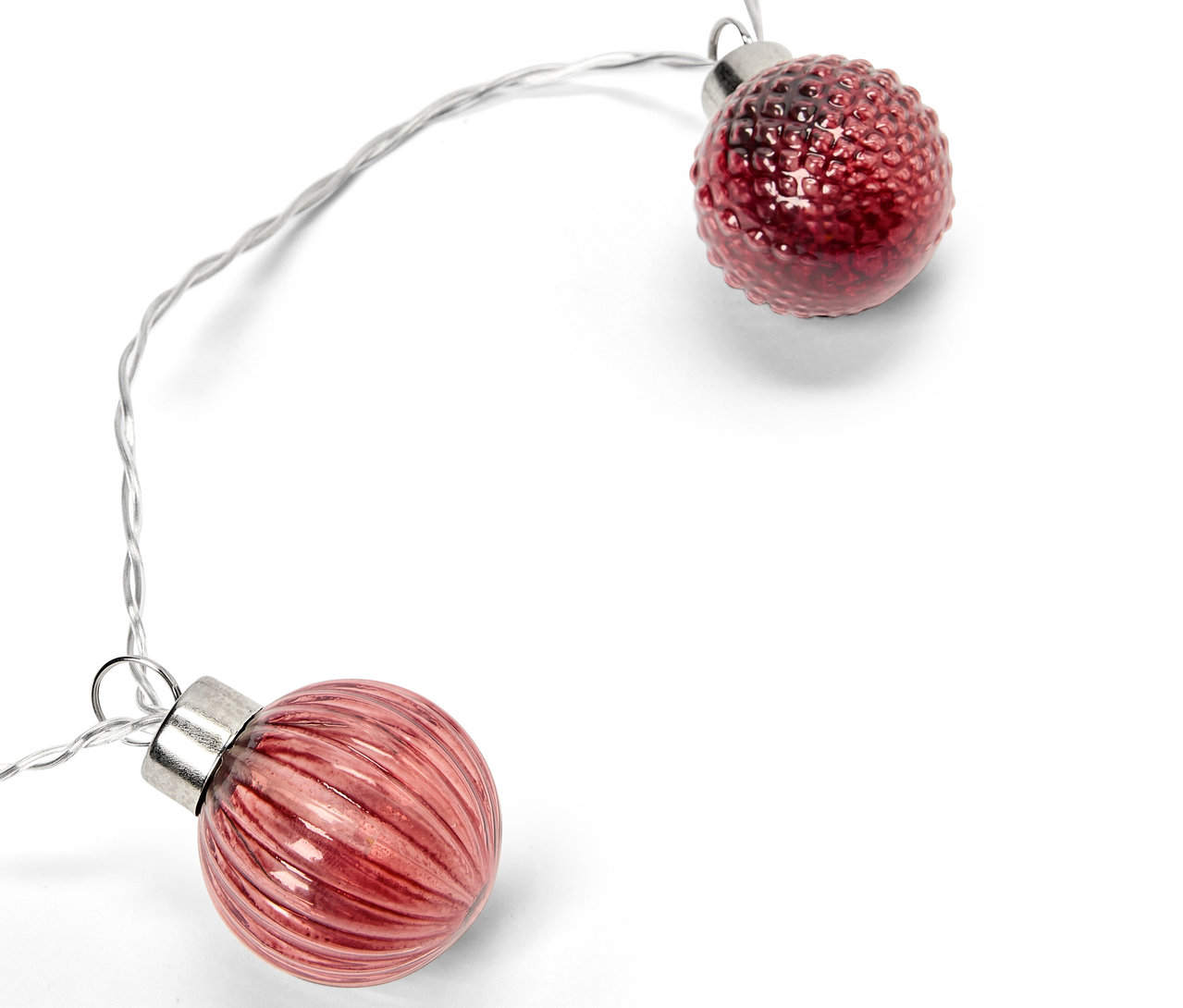 Dwie czerwone bombki na srebrnym drucie na białym tle.
