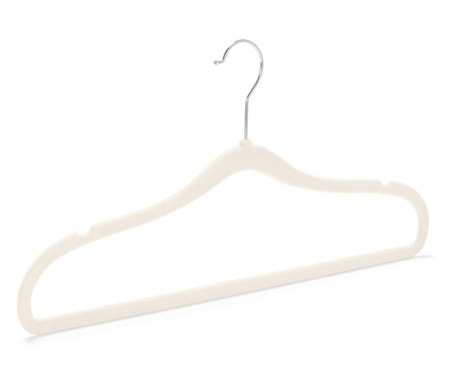 Kremowy wieszak aksamitny z chromowanym haczykiem na białym tle.