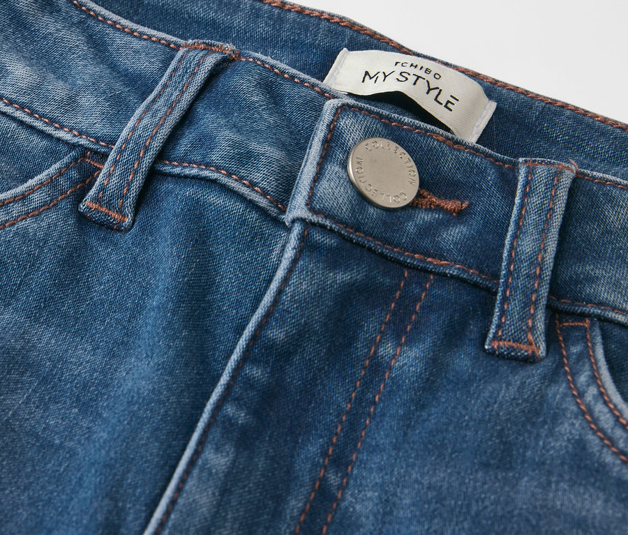 Zbliżenie na niebieskie spodnie dżinsowe o kroju skinny – fason „Hanna”.