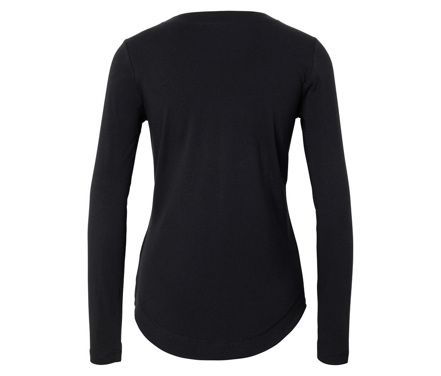 Widok z tyłu czarnej koszulki z długim rękawem.