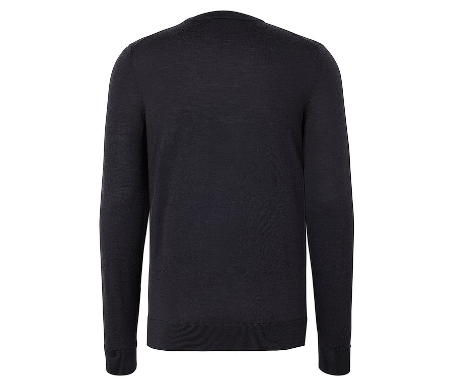 Zdjęcie z bliska tyłu czarnego swetra z wełny merino.