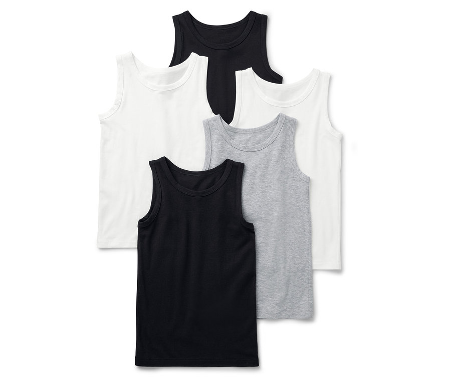 Sześć podkoszulków w kolorach czarnym, białym i szarym leży na sobie.