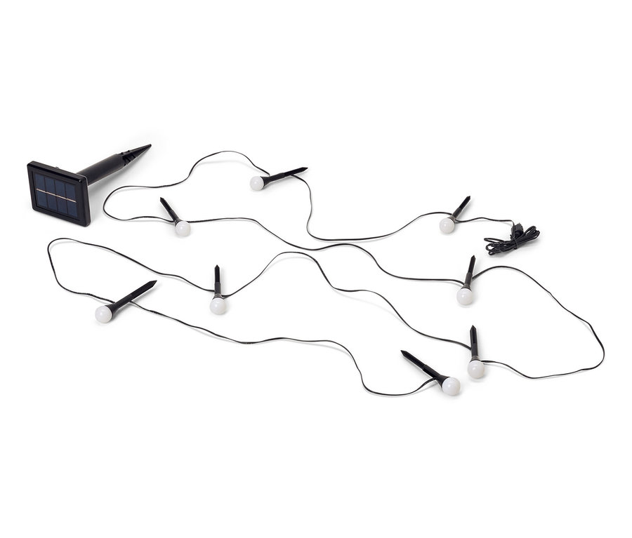 Solarny łańcuch świetlny do umieszczenia przy ziemi z czarnym kablem i kilkoma lampkami na białym tle.