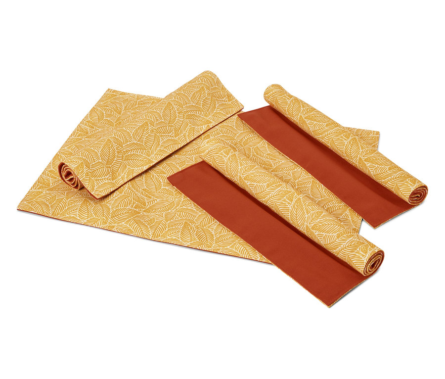 Rozłożone i zwinięte podkładki na stół z wzorem liści oraz brązowe podkładki na stół na białym tle.