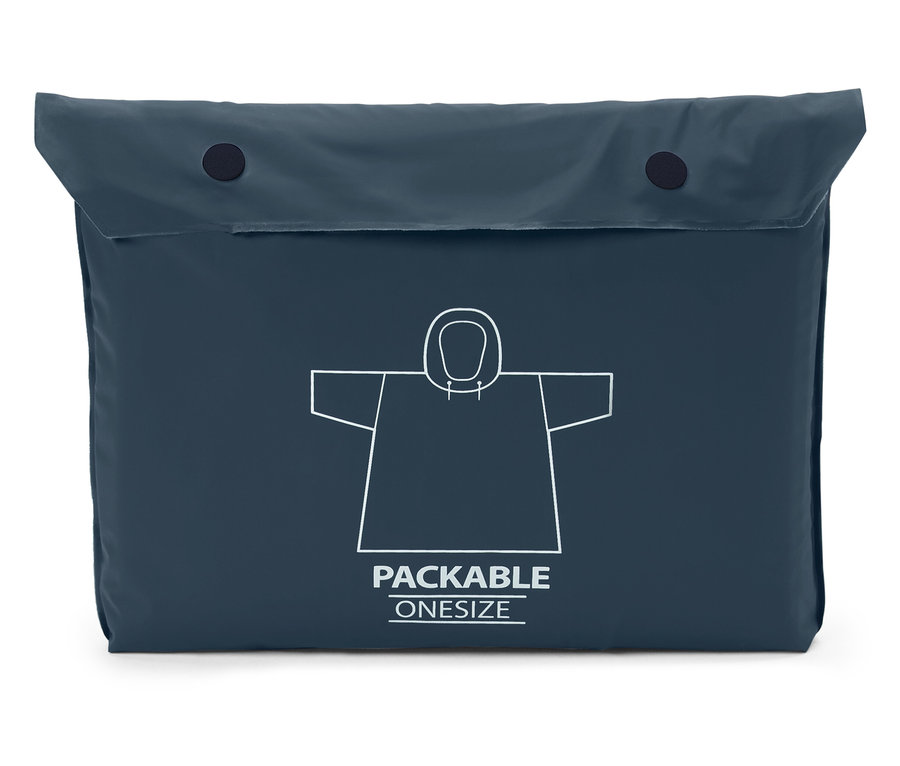 Granatowa, pakowana kurtka przeciwdeszczowa z kapturem, z białym konturem płaszcza przeciwdeszczowego i napisem PACKABLE ONESIZE.