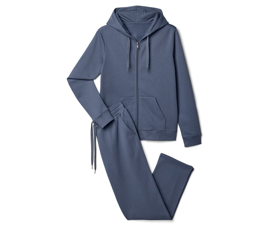 Niebieski dres składający się z bluzy z kapturem i spodni dresowych na białym tle.