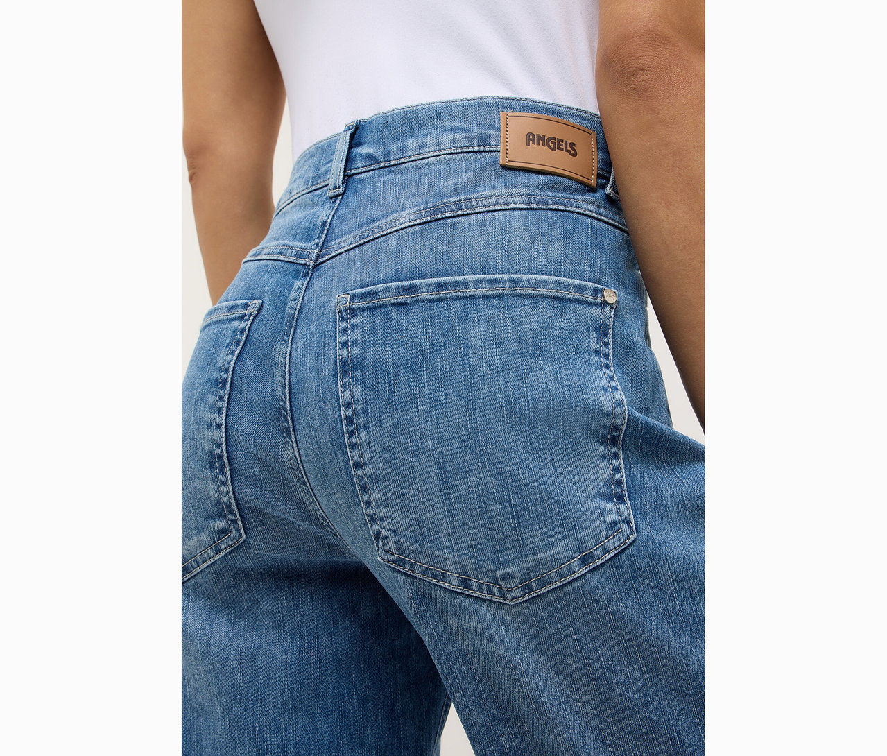 Zbliżenie na tył osoby ubranej w dżinsy Angels „Liberta”.