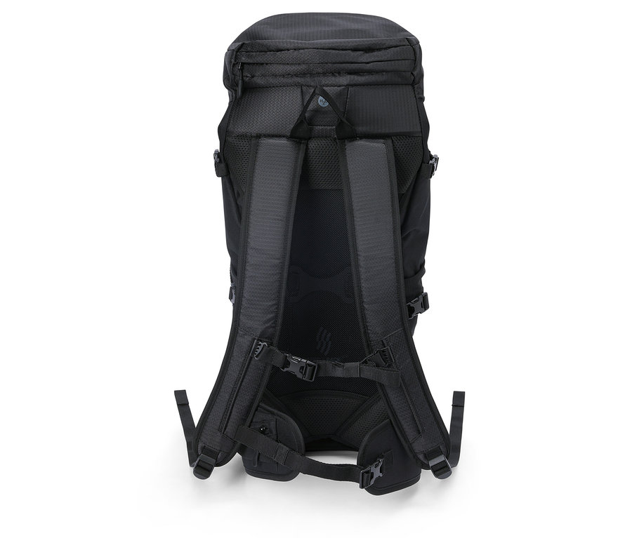 Widok z tyłu czarnego plecaka z wyściełanymi paskami i wieloma klamrami.