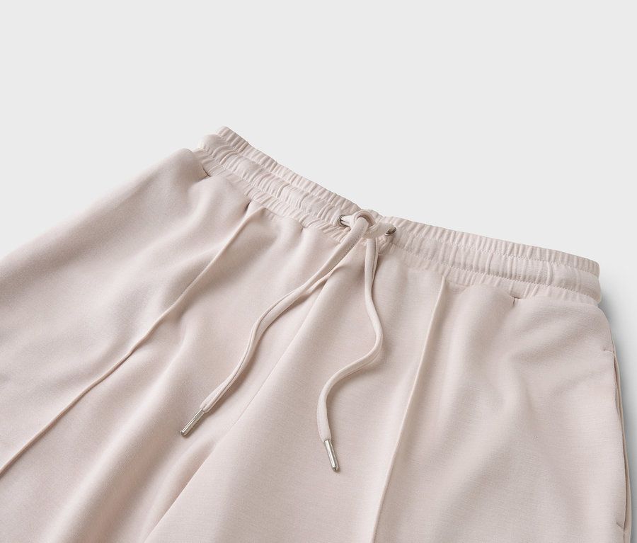 Zbliżenie beżowych spodni ze sznurkiem.