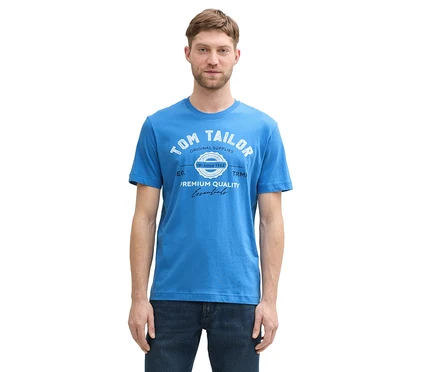 Mężczyzna ma na sobie koszulkę z logo Tom Tailor w kolorze sapphire blue i dżinsy.