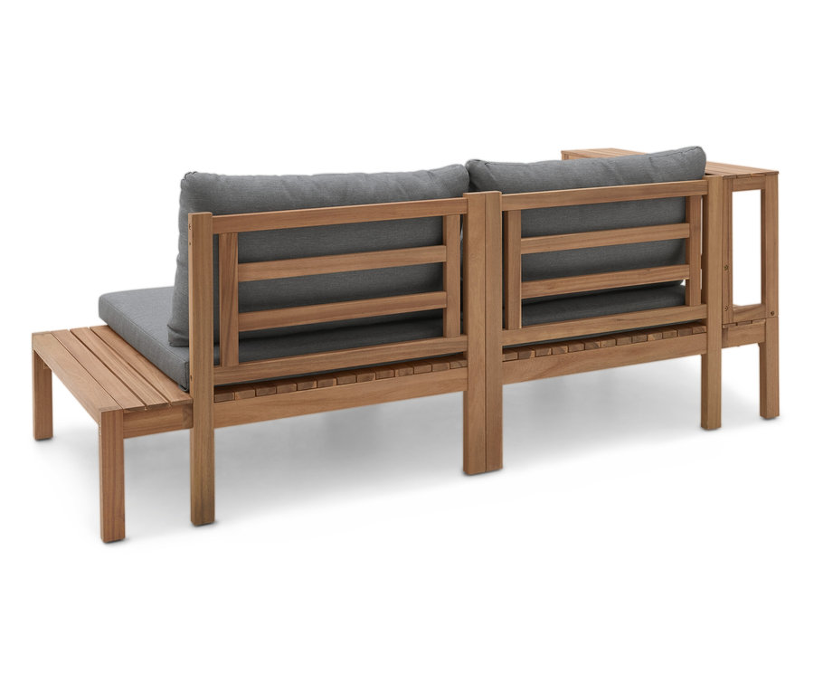 Drewniana ławka z szarymi poduszkami i stolikiem od tyłu.