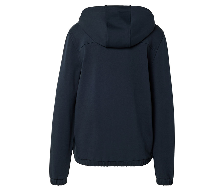 Widok z tyłu granatowej bluzy z kapturem i długimi rękawami.
