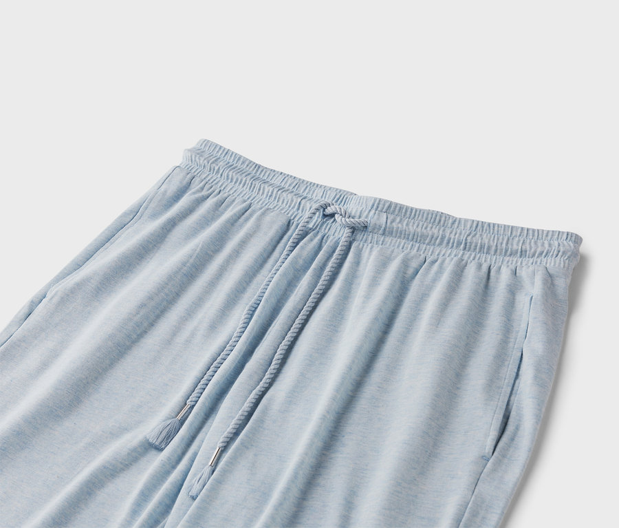 Zbliżenie jasnoniebieskich spodni dresowych ze sznurkiem.