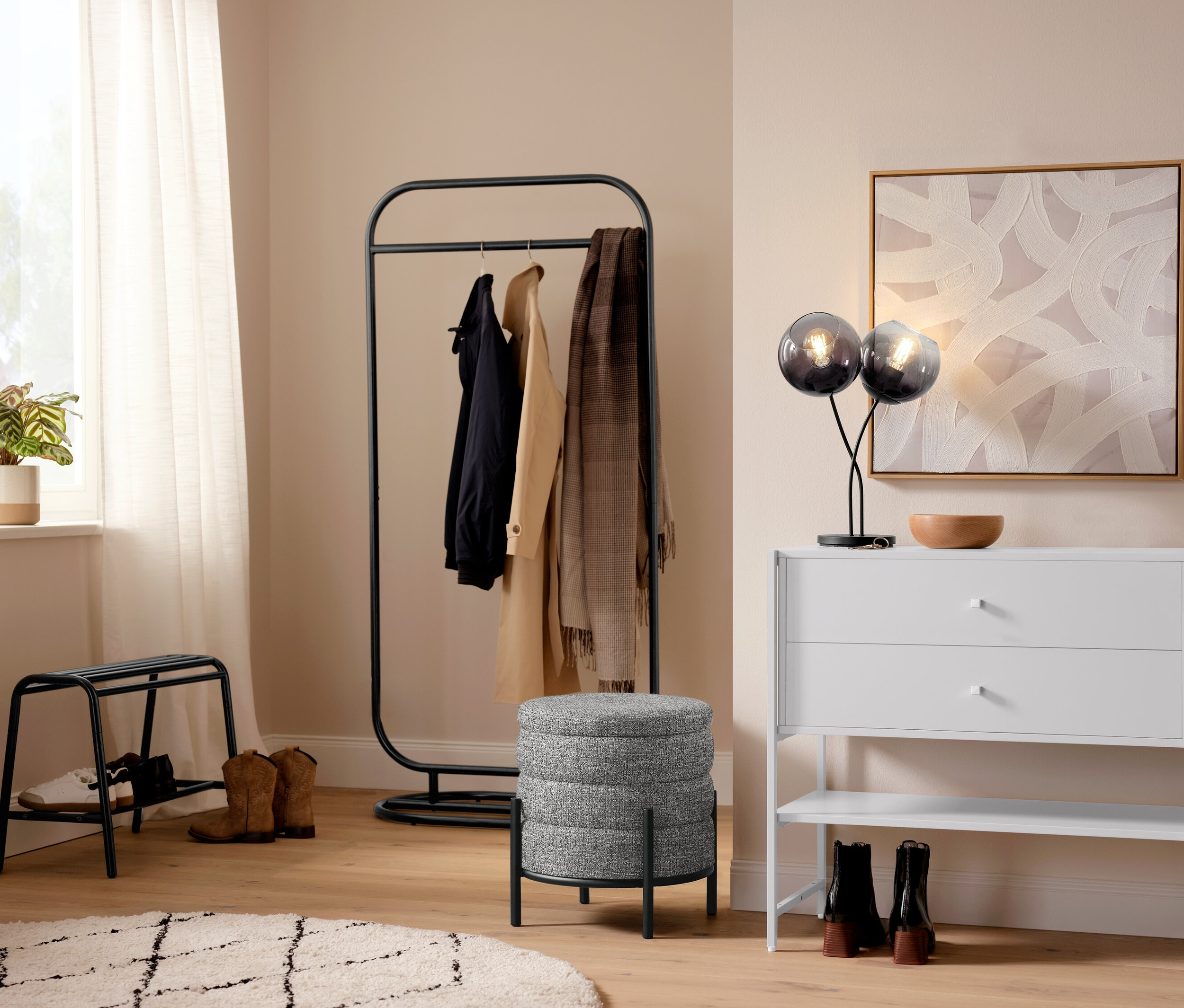 Przedpokój z lampką stołową z kloszami z przydymionego szkła i garderobą.