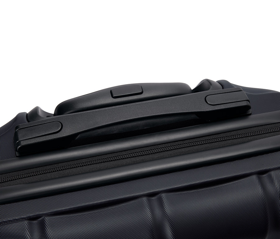 Szczegółowe ujęcie czarnej walizki z uchwytem i zamkiem błyskawicznym.