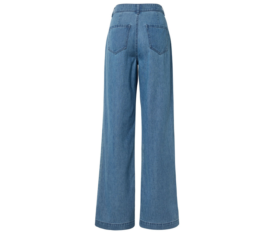 Widok z tyłu jasnoniebieskich, szerokich spodni dżinsowych z dwiema tylnymi kieszeniami.