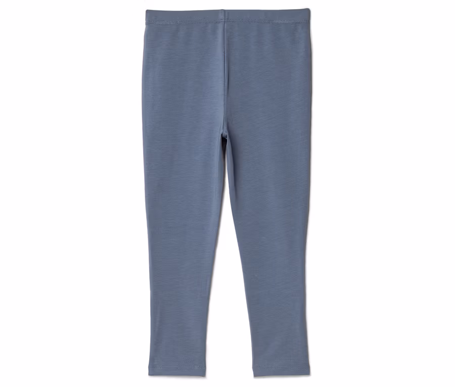 Niebieskie legginsy leżą na białym tle.