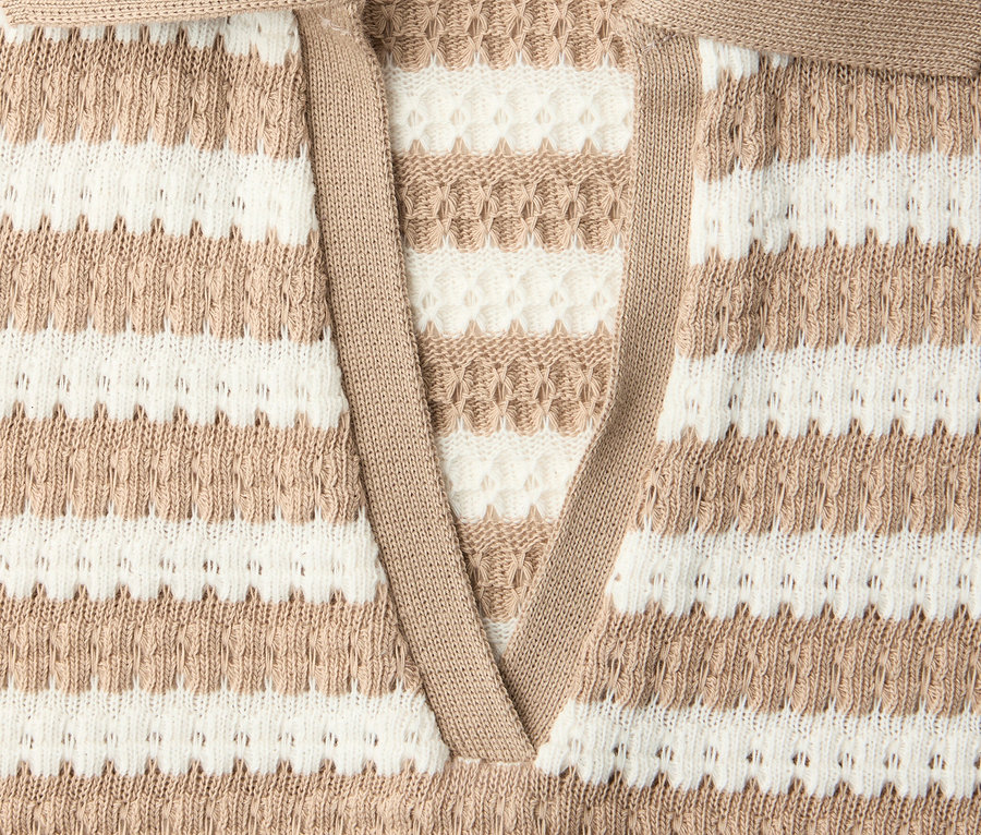 Zbliżenie na koszulkę z dzianiny Street One w beżowo-białe paski z kołnierzykiem.