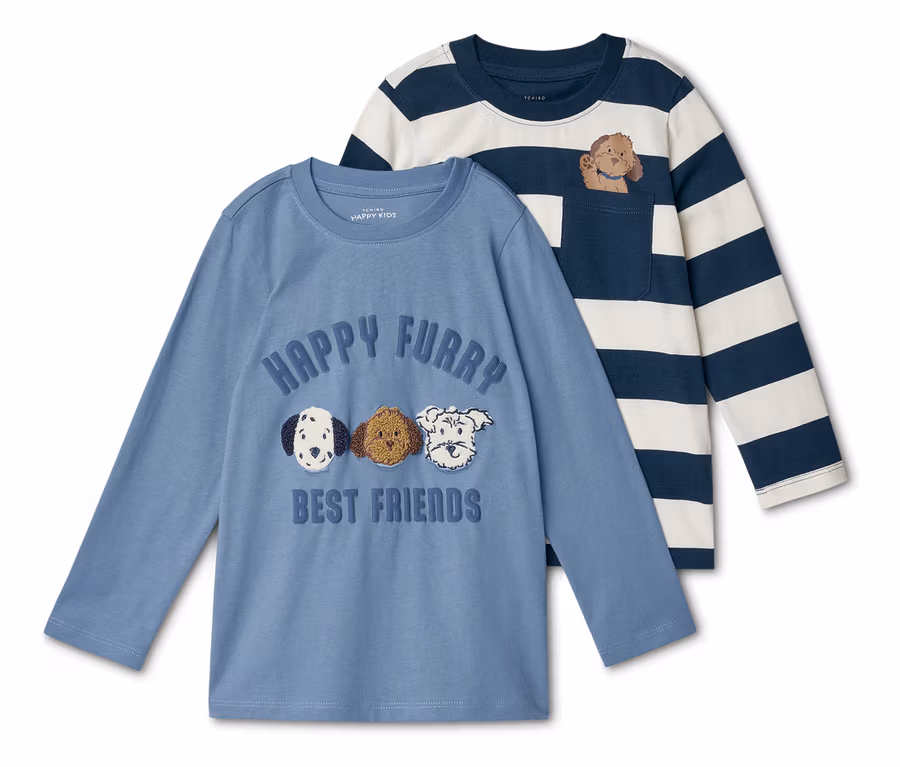 Dwa dziecięce T-shirty z długim rękawem: niebieski z motywami psów i pasiasty z psem w kieszeni.