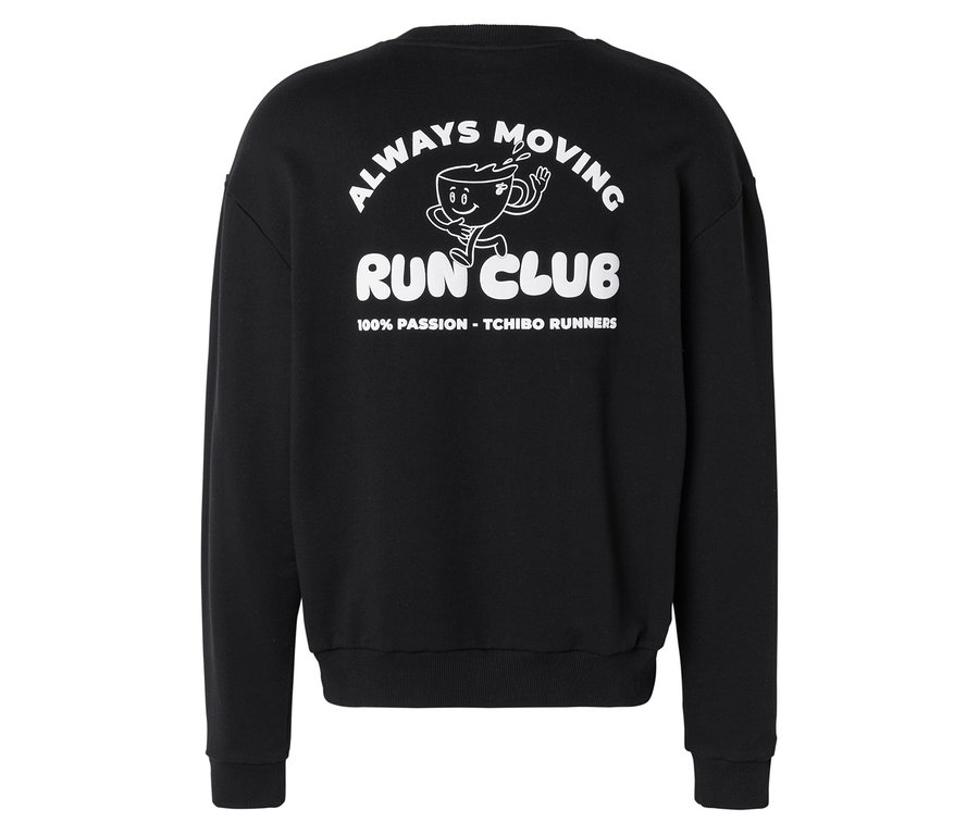 Czarna bluza z białym nadrukiem na plecach: „ALWAYS MOVING”, biegnąca filiżanka kawy, „RUN CLUB” i „100% PASSION - TCHIBO RUNNERS”.