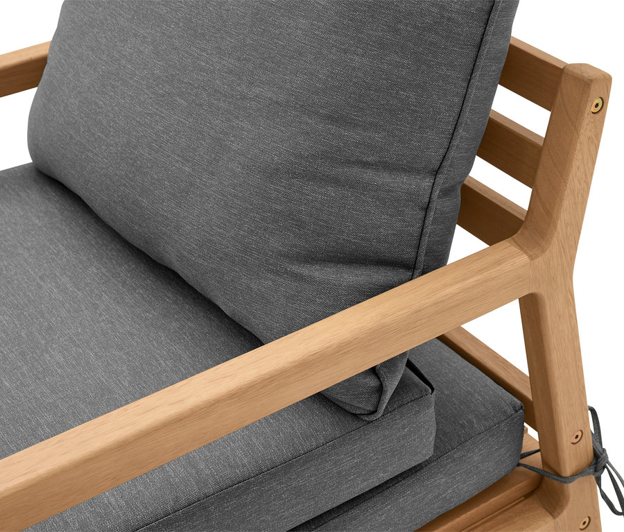 Szczegółowy widok rozsuwanego fotela ogrodowego z szarymi poduszkami i jasną drewnianą ramą.