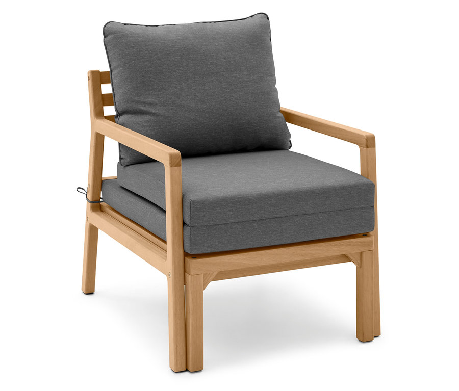 Rozsuwany fotel ogrodowy z szarą tapicerką i drewnianą ramą stoi na białym tle.