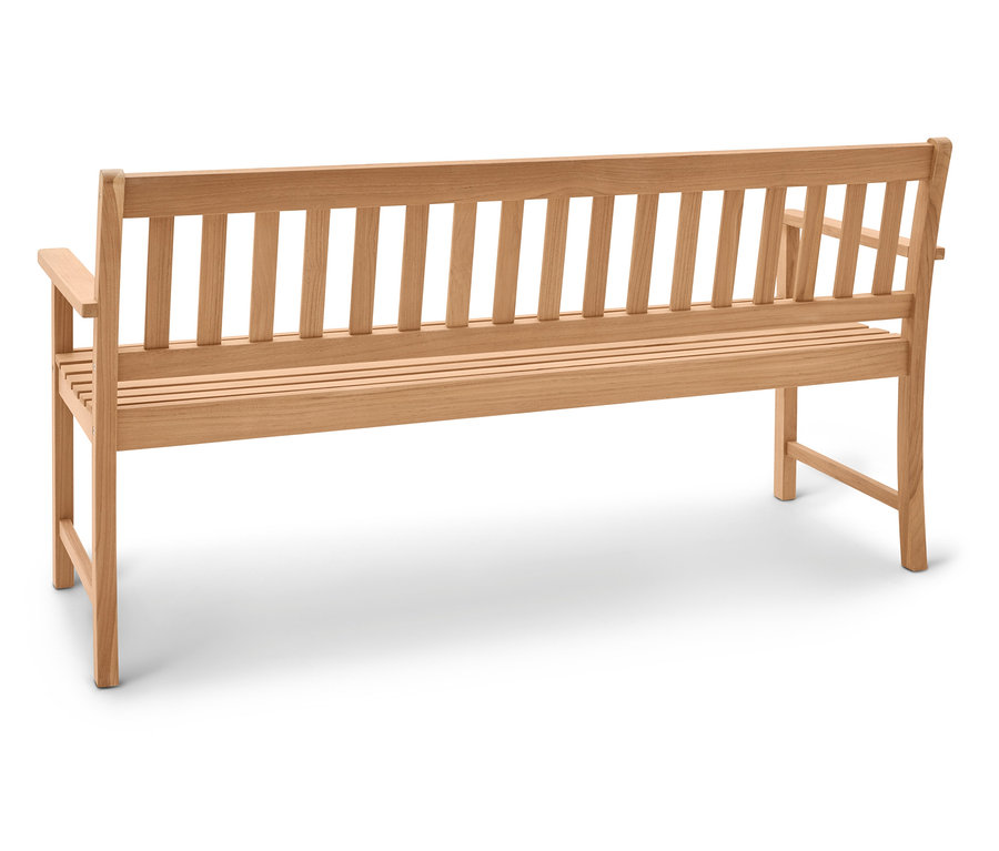 Drewniana ławka ogrodowa z podłokietnikami stoi na białym tle.