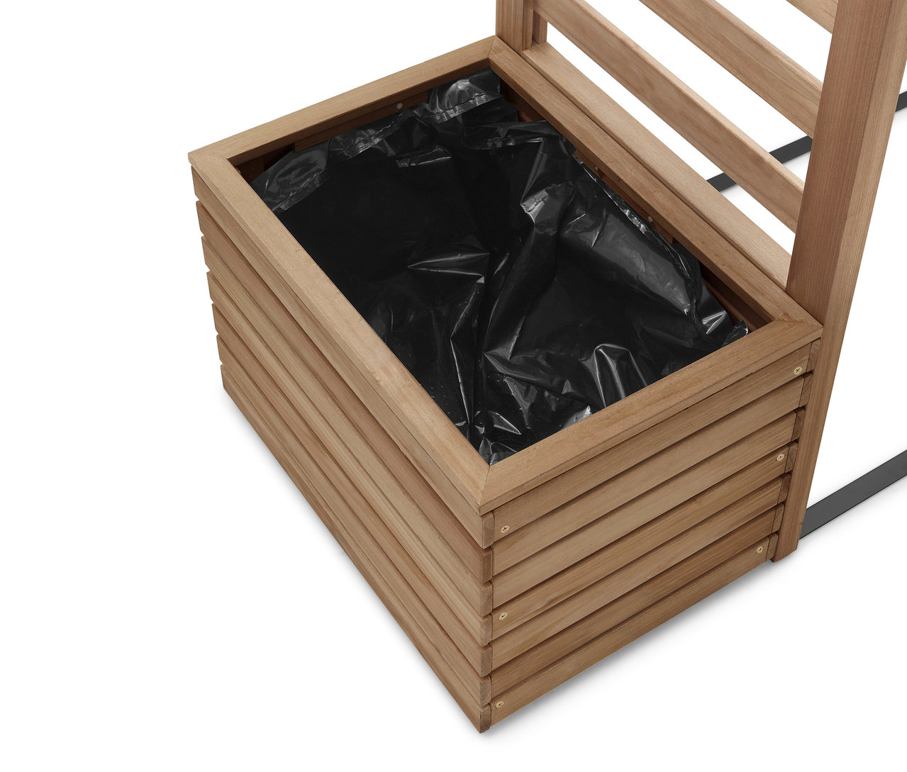 Zbliżenie drewnianej donicy z czarną plastikową wkładką.