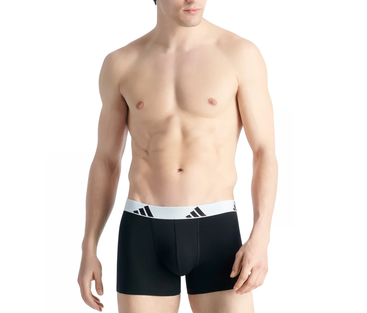 Mężczyzna bez koszulki ma na sobie czarne bokserki adidas Active Flex Cotton z białym pasem i logo adidas.