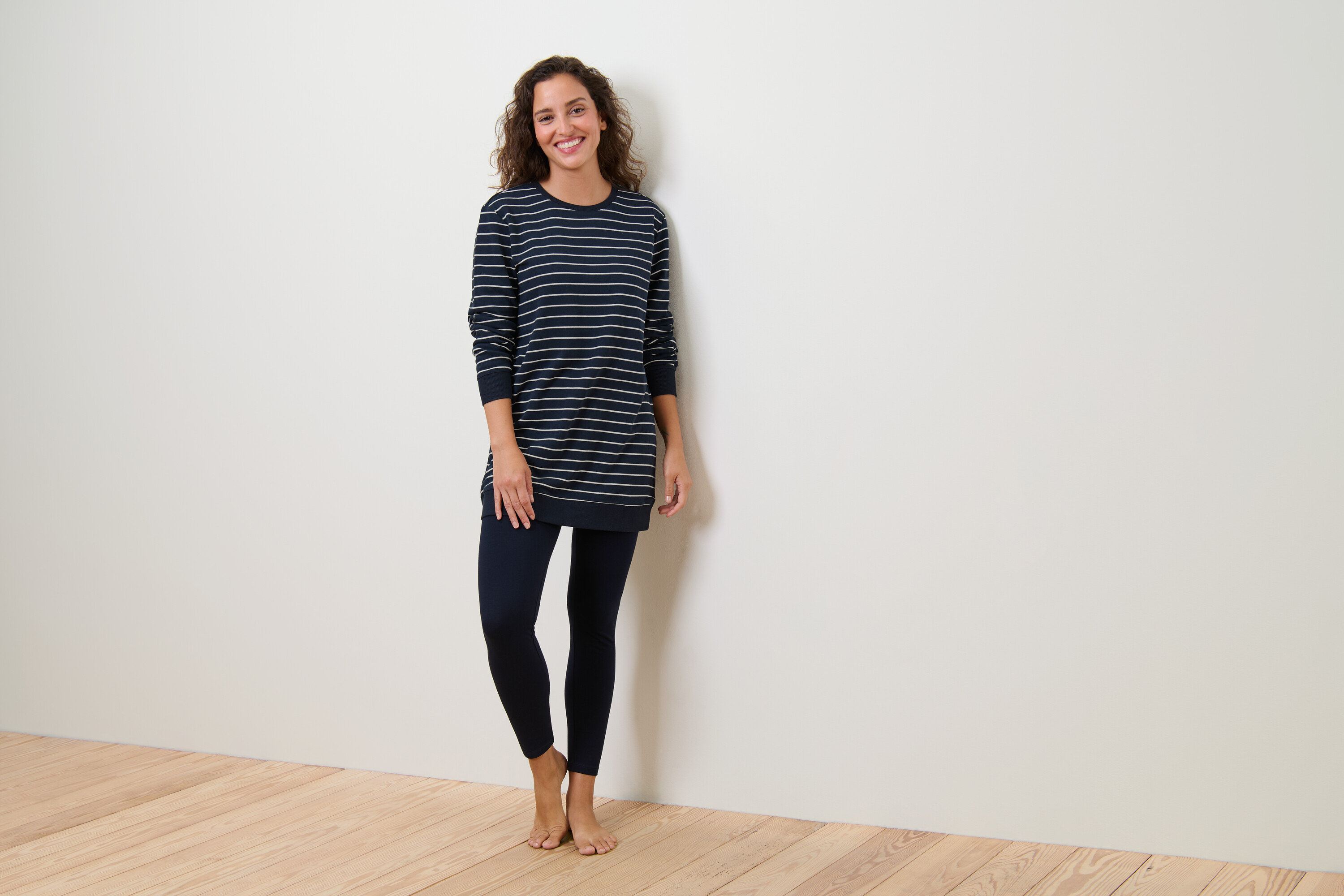 Kobieta ma na sobie piżamę z legginsami.