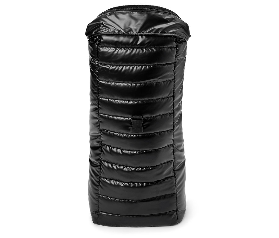 Czarny, pikowany plecak z błyszczącą powierzchnią i zamkiem błyskawicznym.