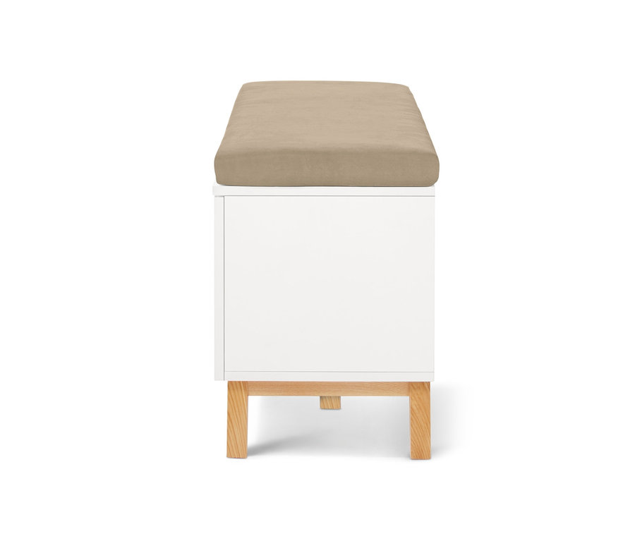 Biała ławka ze skrzynią i beżowym siedziskiem.